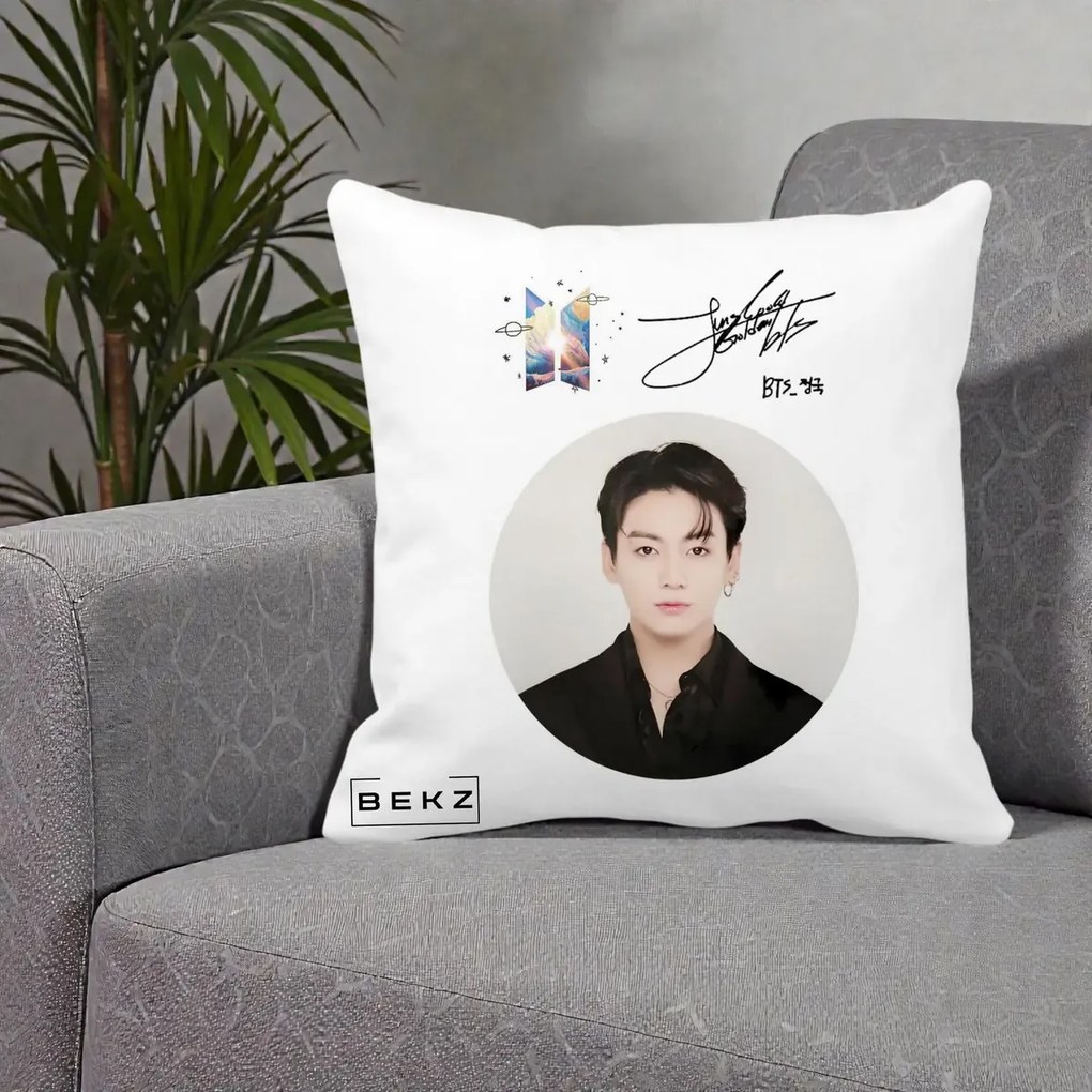 Perna Personalizata K-pop BTS Jungkook Portret cu Autograf, 40x40 cm, Alba Mata, Husa Detasabila, Perna Inclusa, BEKZ®