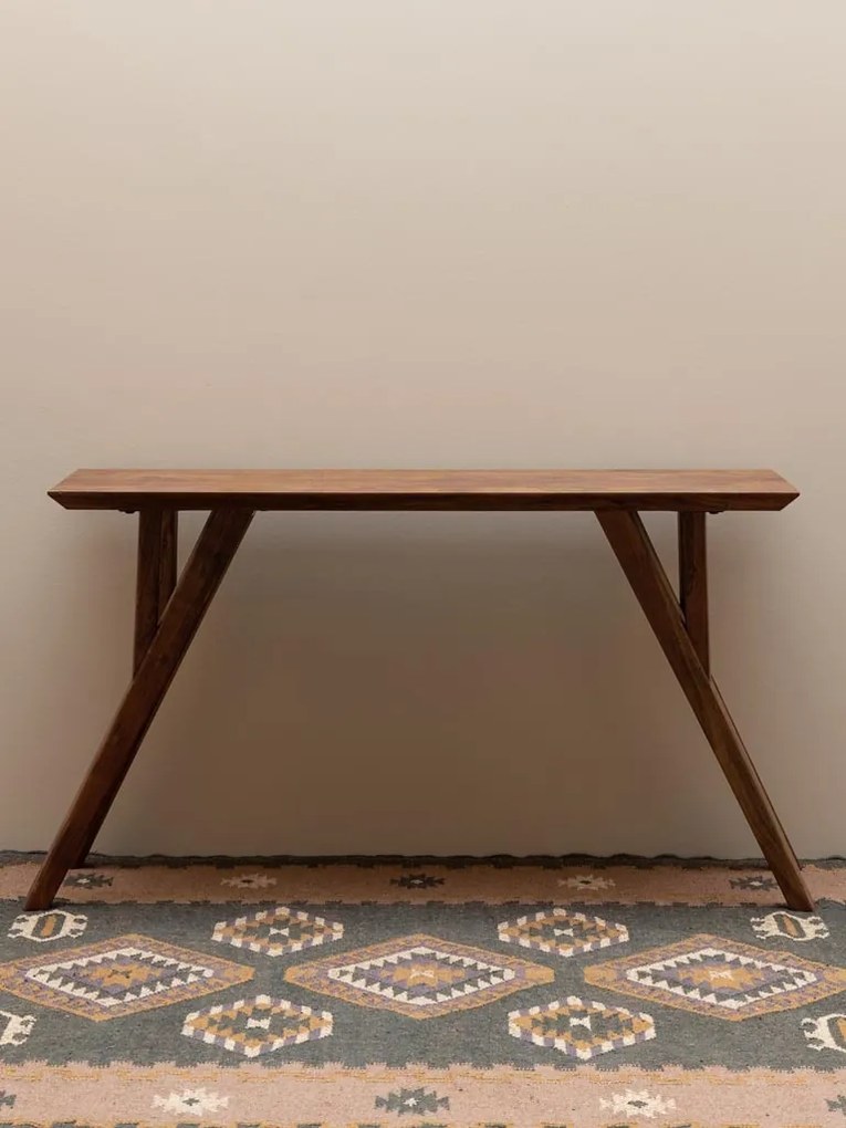 Masă consolă eclectică din lemn de acacia, maro, cu blat teșit și picioare oblice prinse în triunghi, 76 x 133 x 41 cm, „Avila”
