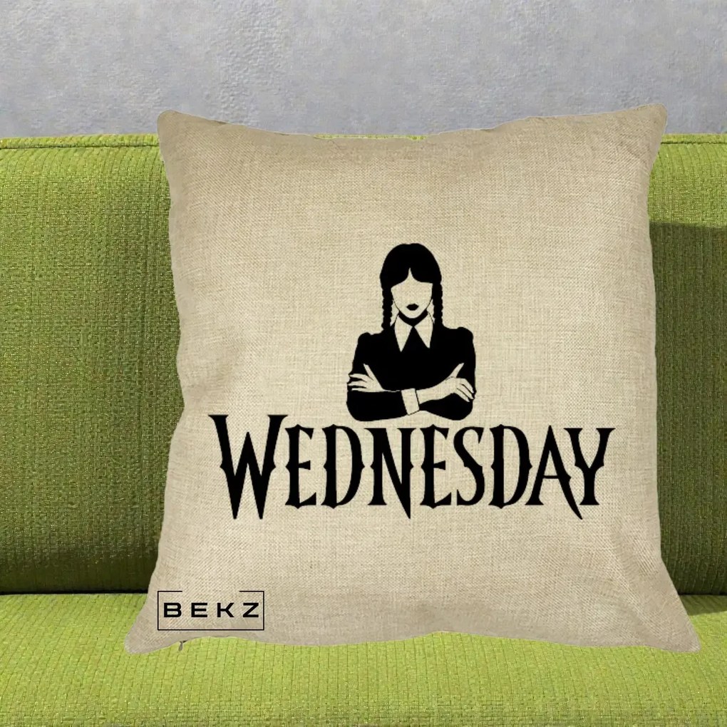 Perna Personalizata Wednesday Addams cu Brate Incrucisate, 40x40 cm, Crem, Husa Detasabila, Perna Inclusa, BEKZ®