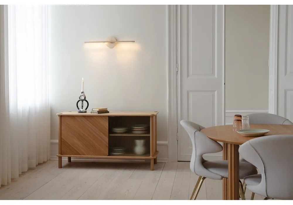 Vitrină în culoare naturală din lemn de stejar cu ușă glisantă 135x73,5x48 cm Italic – UMAGE