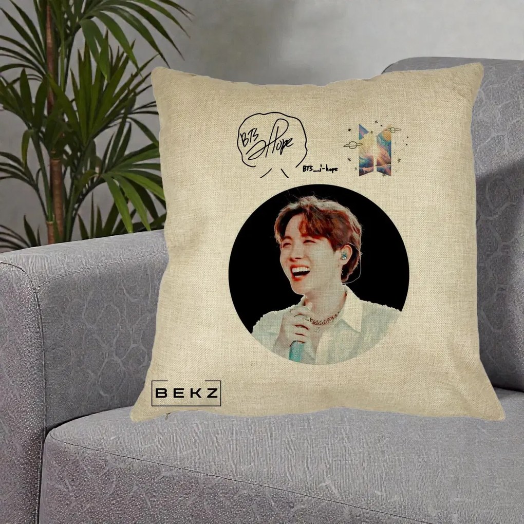 Perna Personalizata K-pop BTS J-Hope Portret cu Autograf, 40x40 cm, Crem, Husa Detasabila, Perna Inclusa, BEKZ®