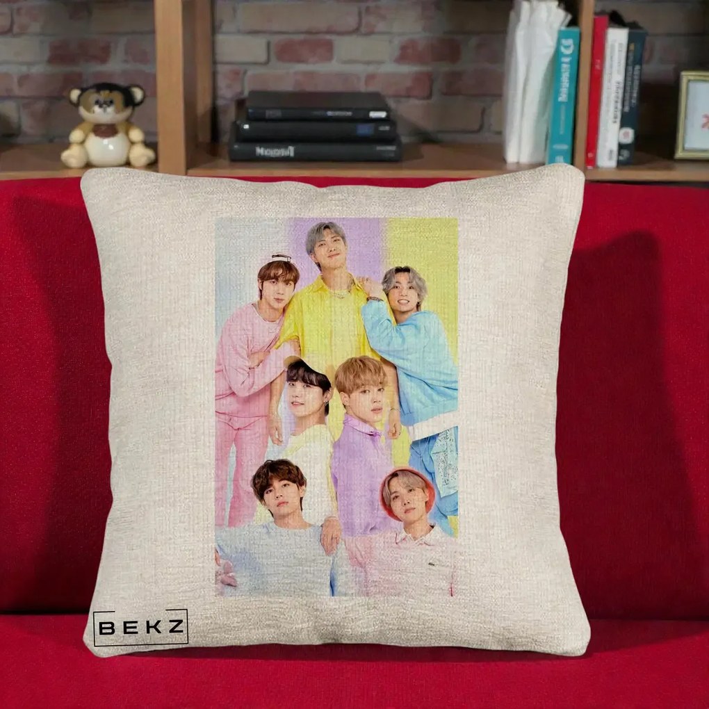 Perna Personalizata K-pop BTS Foto Grup Pastel Colorat cu 7 Membrii, 40x40 cm, Bej Canapea, Husa Detasabila, Perna Inclusa, BEKZ®