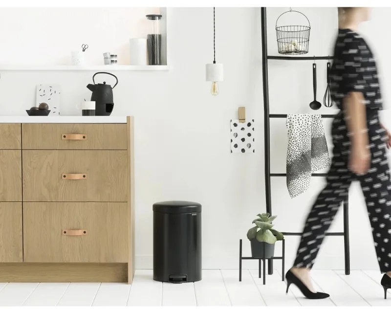 Coș cu pedală Brabantia NewIcon 649044, 20 l, închidere lină, bază antiderapantă, negru