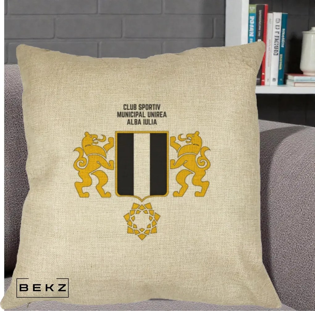 Perna Personalizata CSM Unirea Alba Iulia Fotbal, 40x40 cm, Crem, Husa Detasabila, Perna Inclusa, BEKZ®