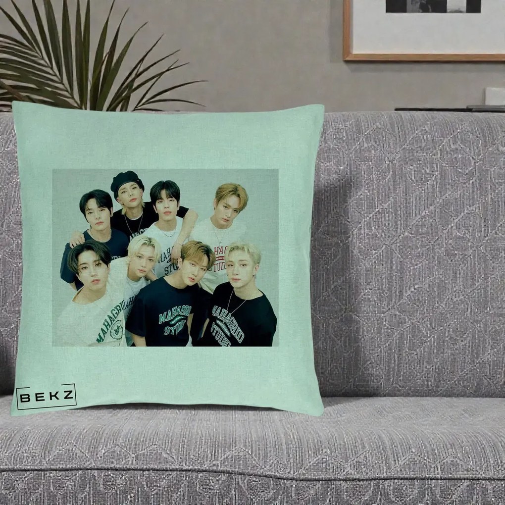 Perna Personalizata K-pop Stray Kids Foto Grup Fara Text, 40x40 cm, Verde Menta, Husa Detasabila, Perna Inclusa, BEKZ®