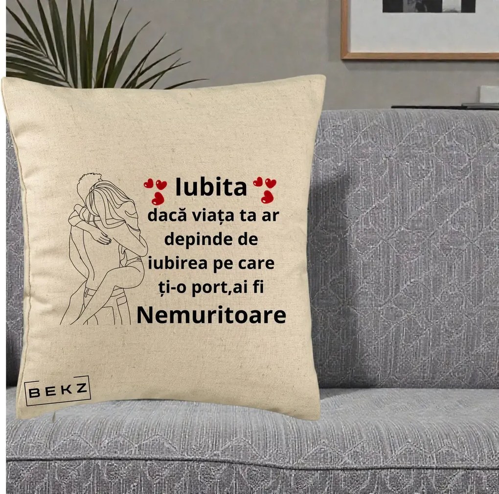 Cadou pentru Iubita - Perna Personalizata Iubita Nemuritoare cu Cuplu Line-Art si Inimi Rosii, 40x40 cm, Bej, Husa Detasabila, Perna Inclusa, BEKZ®