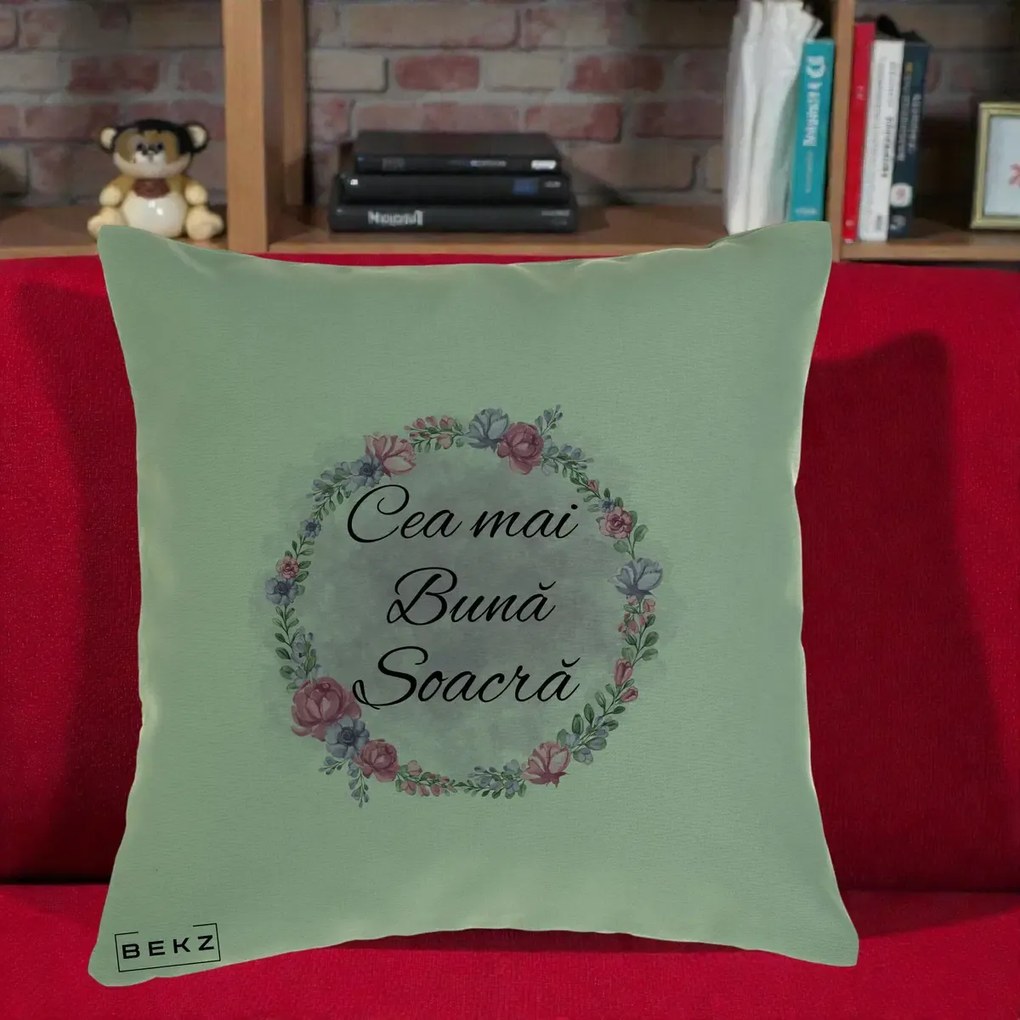 Cadou pentru Soacra - Perna Personalizata Cea mai Buna Soacra cu Coronita Flori Roz si Mov, 40x40 cm, Verde, Husa Detasabila, Perna Inclusa, BEKZ®