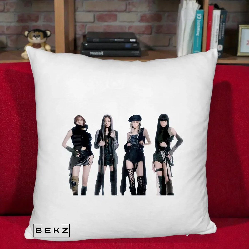 Perna Personalizata K-pop BLACKPINK Tinute Negre Elegante Grup, 40x40 cm, Alb Pufos, Husa Detasabila, Perna Inclusa, BEKZ®
