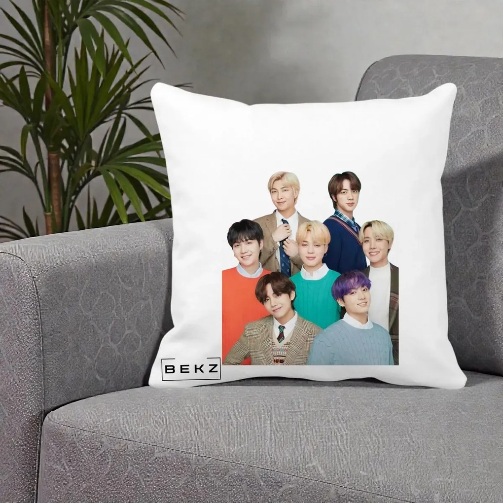 Perna Personalizata K-pop BTS Fotografie Grup Tinute Elegante, 40x40 cm, Alba Mata, Husa Detasabila, Perna Inclusa, BEKZ®
