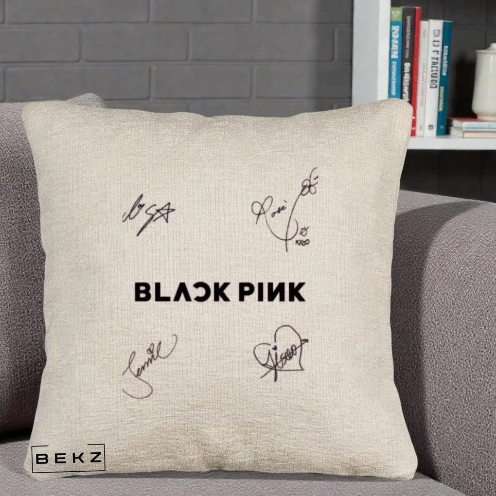 Perna Personalizata K-pop BLACKPINK Tinute Negre Grup Simplu, 40x40 cm, Bej Canapea, Husa Detasabila, Perna Inclusa, BEKZ®