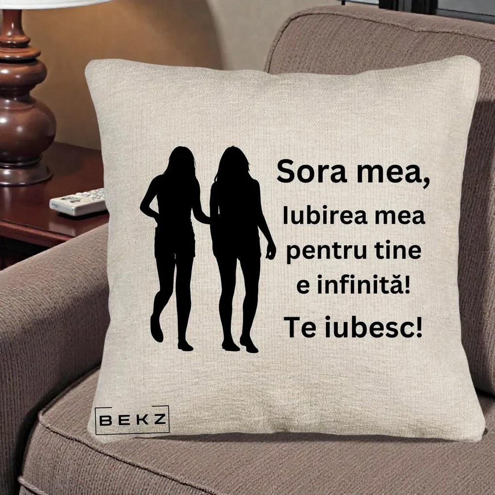 Cadou pentru Sora - Perna Personalizata Sora Mea Te Iubesc Siluete Negre Tinand Maini, 40x40 cm, Bej Canapea, Husa Detasabila, Perna Inclusa, BEKZ®