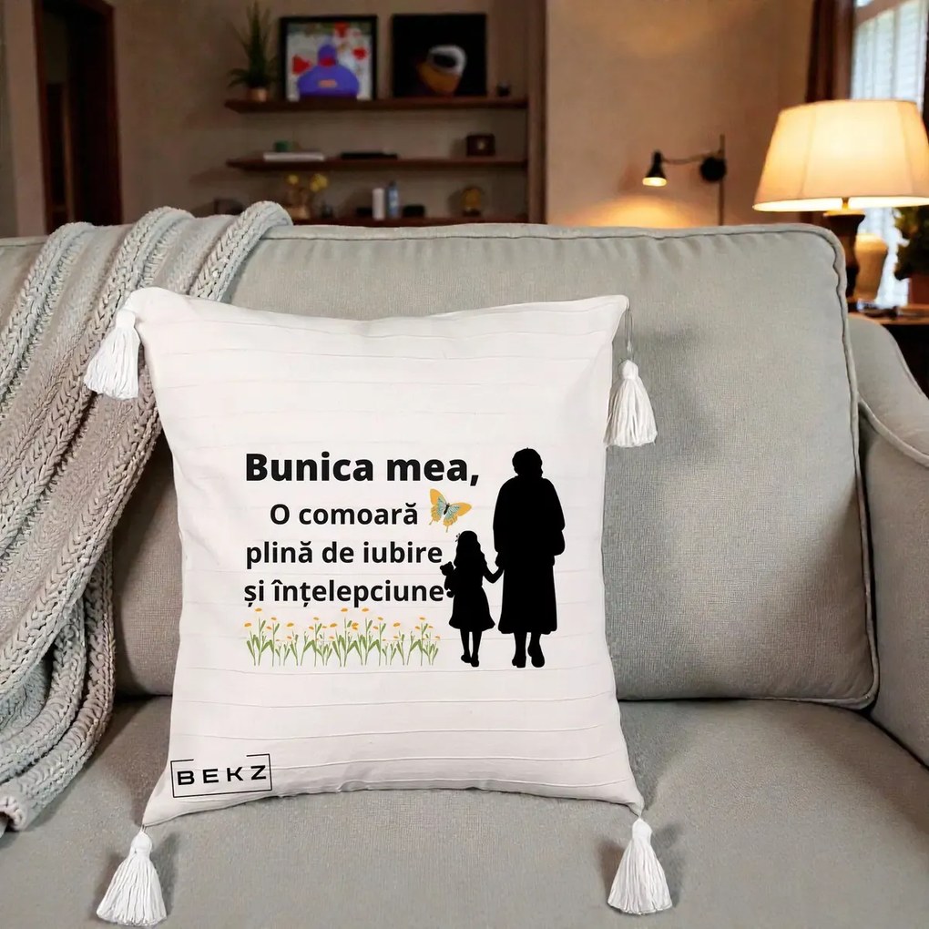 Cadou pentru Bunica - Perna Personalizata Bunica Mea Comoara Iubire Intelepciune Varianta Extinsa, 40x40 cm, Bej cu Franjuri, Husa Detasabila, Perna Inclusa, BEKZ®