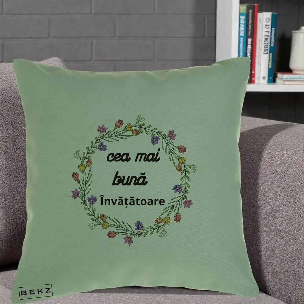 Cadou pentru Invatatoare - Perna Personalizata Cea mai Buna Invatatore cu Coronita Florala Colorata, 40x40 cm, Verde, Husa Detasabila, Perna Inclusa, BEKZ®