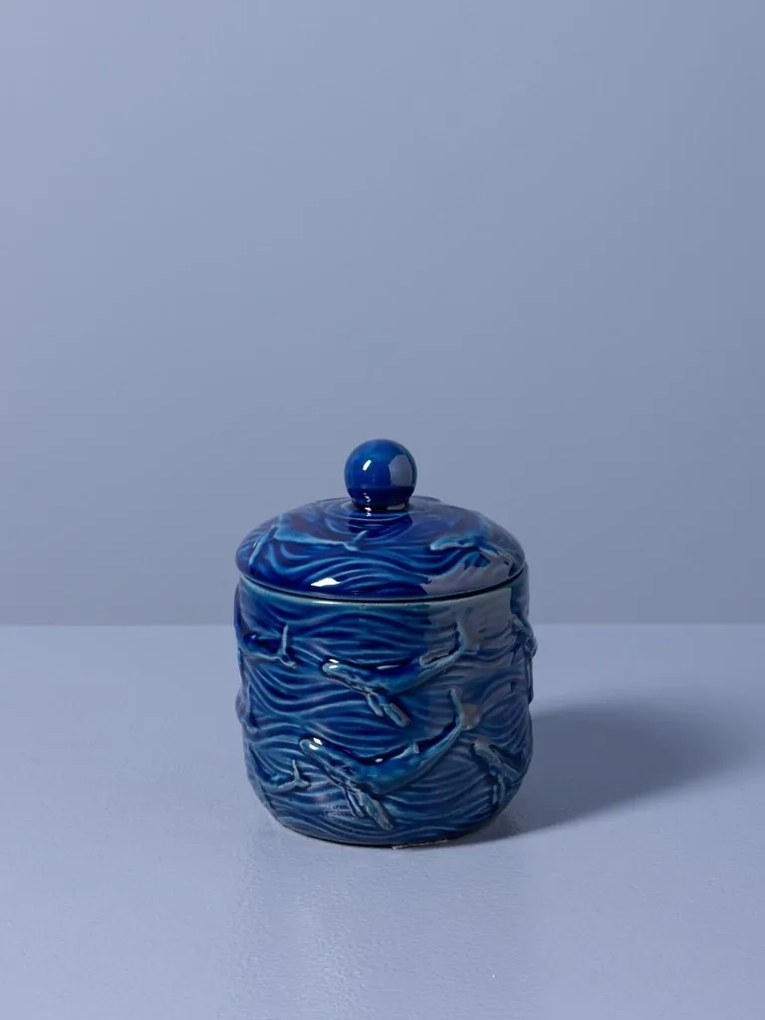 Cutie decorativă din ceramică artizanală cu motive marine sculptate în relief, formă cilindrică cu capac, albastru, finisaj lucios, 12,5×10 cm,