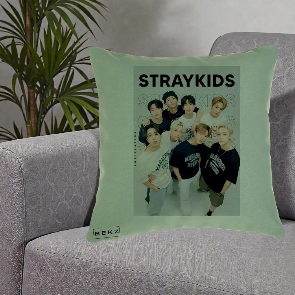 Perna Personalizata K-pop Stray Kids STRAYKIDS Alb-Negru cu Foto Grup, 40x40 cm, Verde, Husa Detasabila, Perna Inclusa, BEKZ®