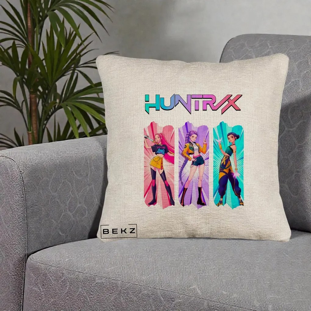 Perna Personalizata K-pop HUNTRX Trio cu Pisica in Benzi, 40x40 cm, Bej Canapea, Husa Detasabila, Perna Inclusa, BEKZ®