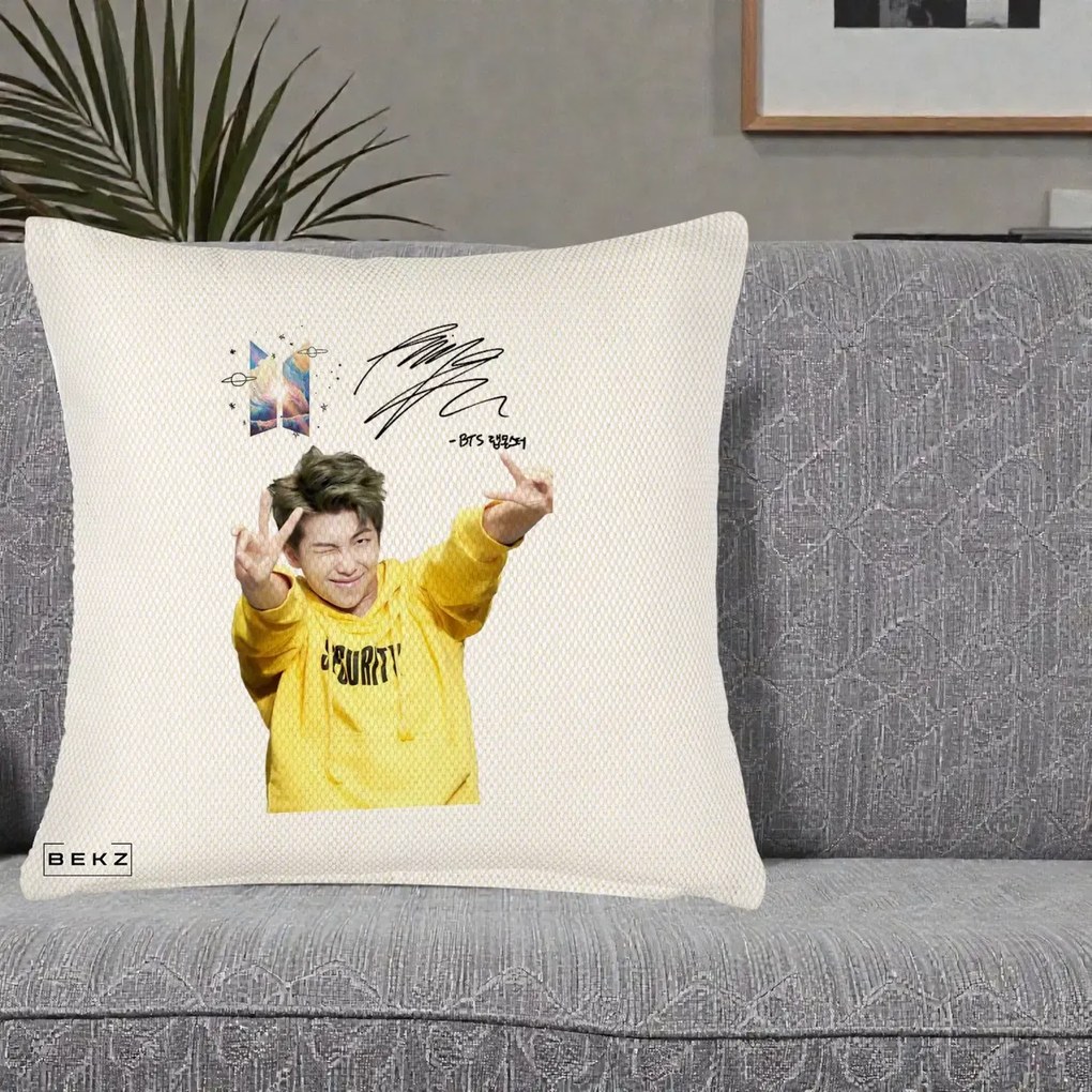 Perna Personalizata K-pop BTS RM Namjoon Hanorac Galben Autograf, 40x40 cm, Crem Reliefat, Husa Detasabila, Perna Inclusa, BEKZ®