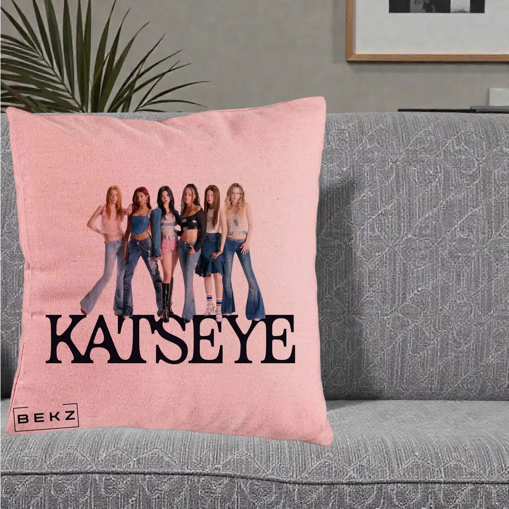Perna Personalizata K-pop KATSEYE Foto Grup Blugi, 40x40 cm, Roz, Husa Detasabila, Perna Inclusa, BEKZ®
