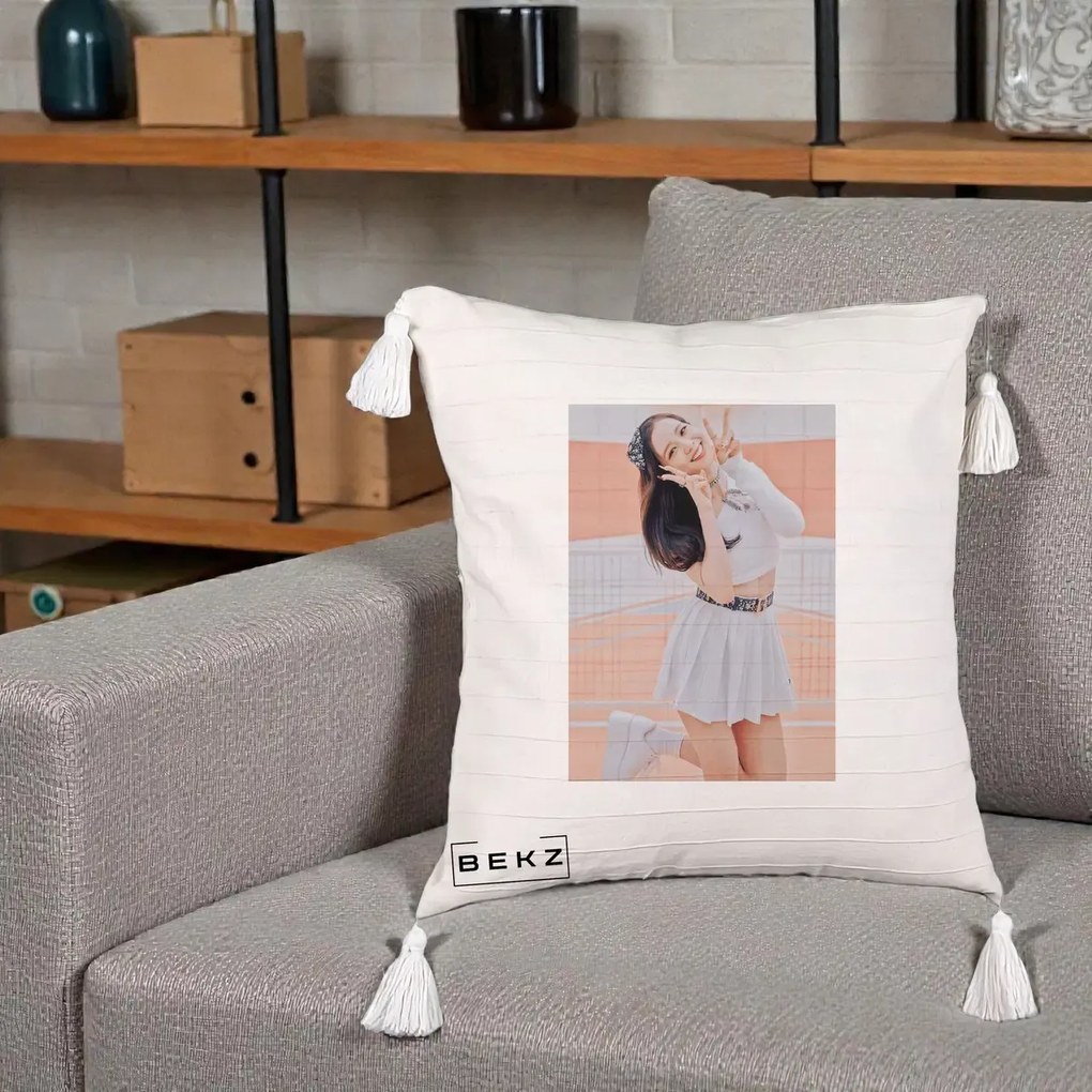 Perna Personalizata K-pop BLACKPINK Nayeon/Jisoo Tenis Alb, 40x40 cm, Bej cu Franjuri, Husa Detasabila, Perna Inclusa, BEKZ®