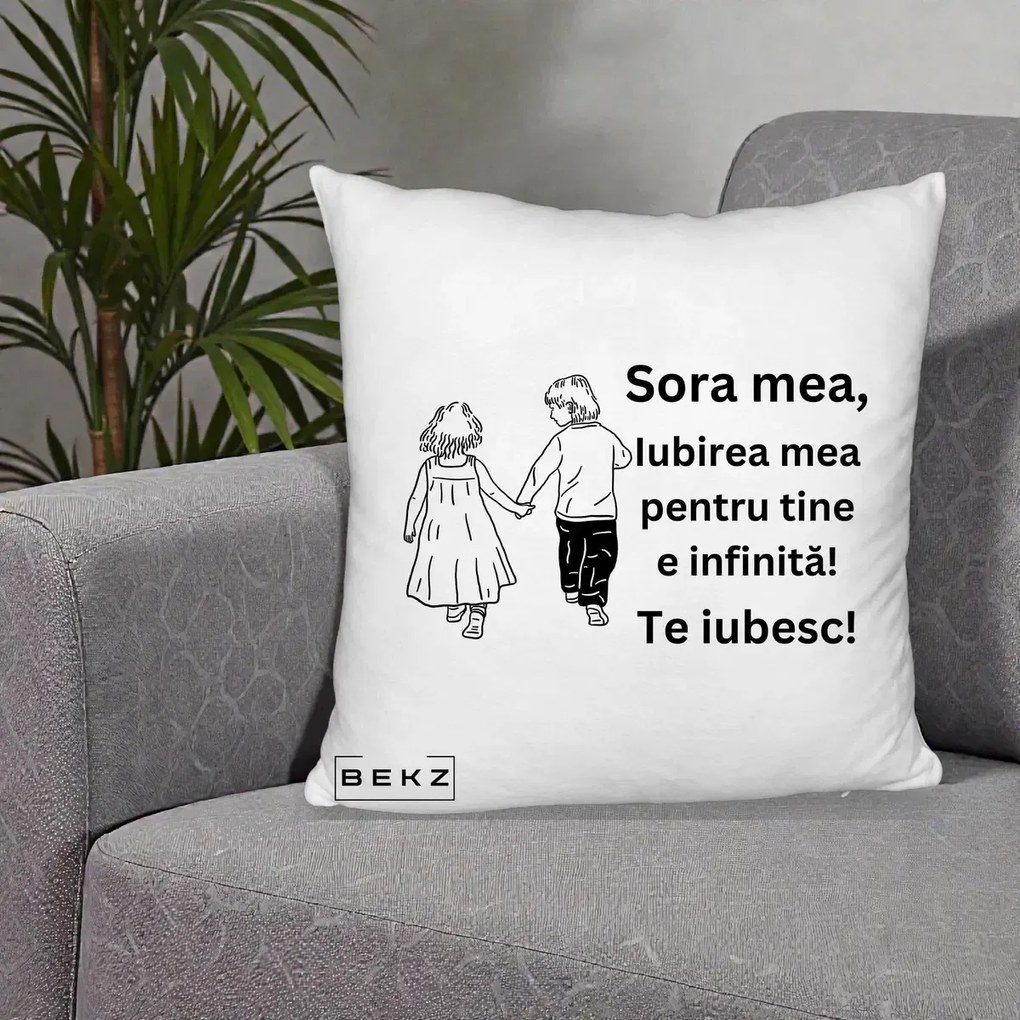 Cadou pentru Sora - Perna Personalizata Sora Mea Te Iubesc Copii Tinand Maini din Spate, 40x40 cm, Alb Pufos, Husa Detasabila, Perna Inclusa, BEKZ®