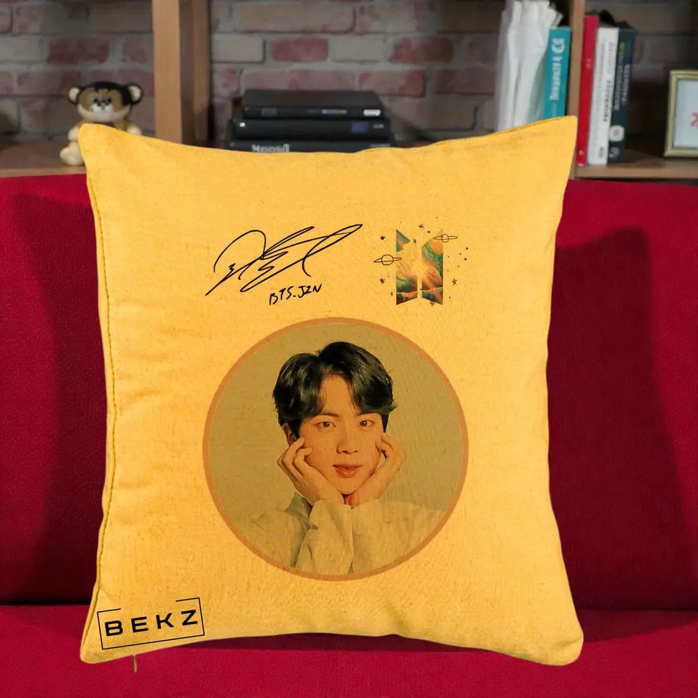 Perna Personalizata K-pop BTS Jin Portret cu Autograf, 40x40 cm, Galben, Husa Detasabila, Perna Inclusa, BEKZ®