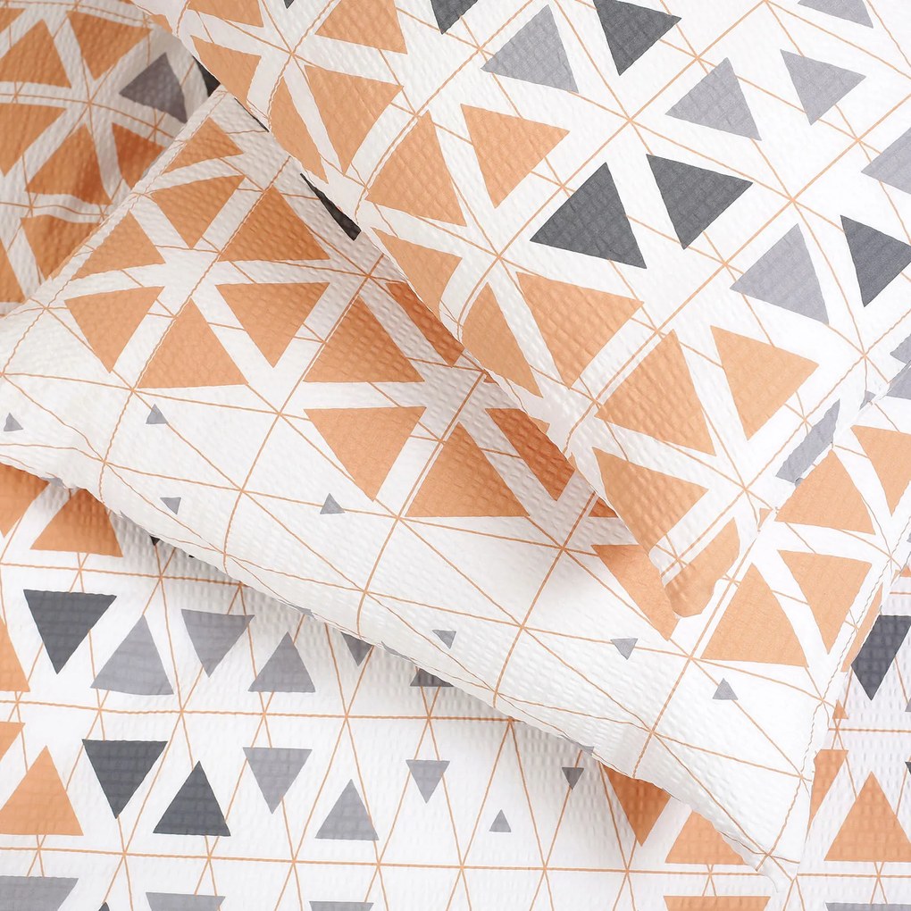 Goldea lenjerie de pat creponată deluxe - triunghiuri gri-portocalii 140 x 200 și 50 x 70 cm