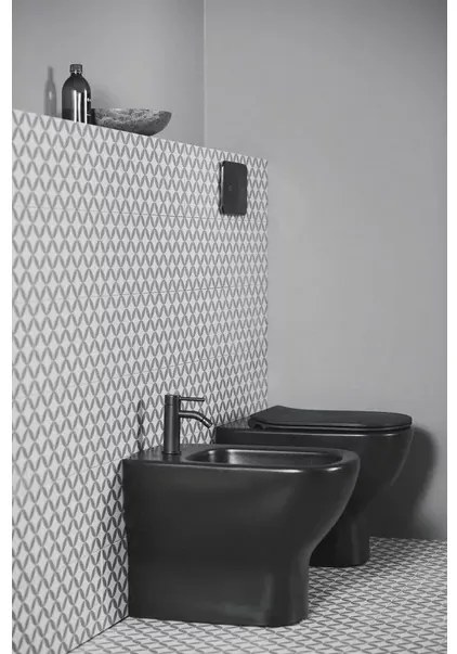 Bideu pe pardoseala negru mat Ideal Standard Tesi back-to-wall