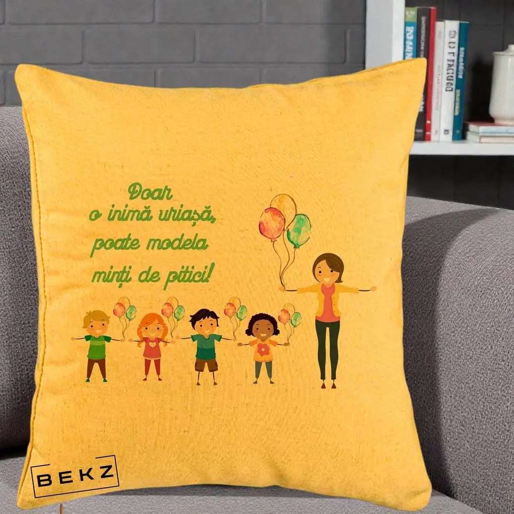 Cadou pentru Educatoare - Perna Personalizata Doar o Inima Uriasa poate Modela Minti de Pitici cu Educatoare si Baloane, 40x40 cm, Galben, Husa Detasabila, Perna Inclusa, BEKZ®