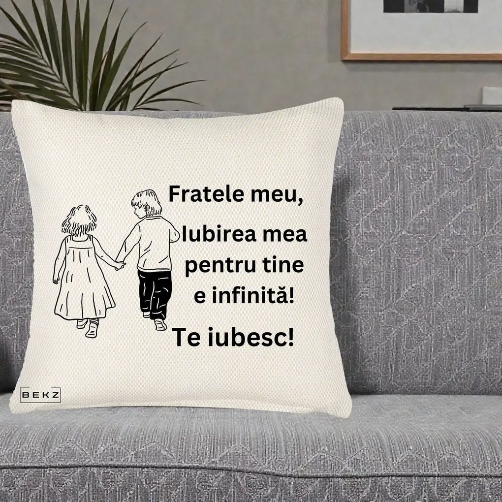Cadou pentru Frate - Perna Personalizata Fratele Meu Te Iubesc Copii Tinand Maini Varianta 2, 40x40 cm, Crem Reliefat, Husa Detasabila, Perna Inclusa, BEKZ®