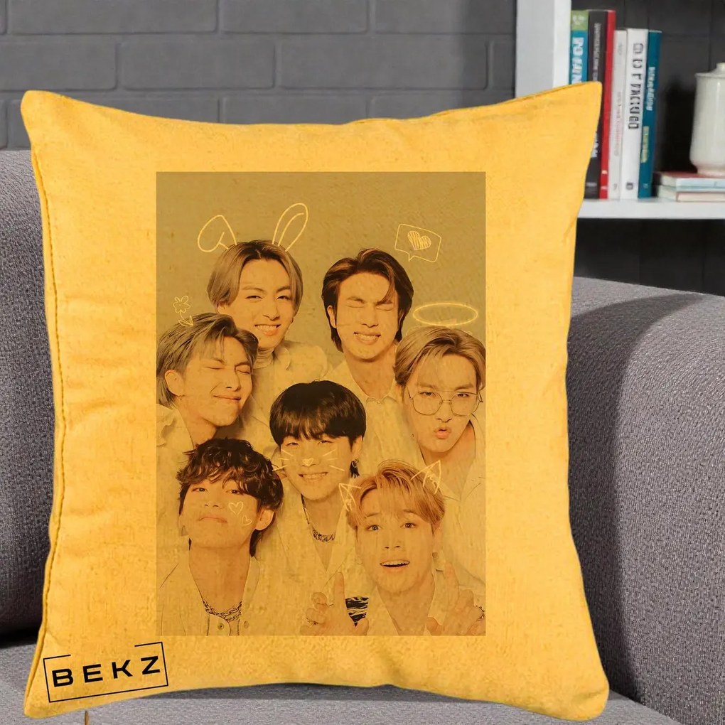 Perna Personalizata K-pop BTS Foto Grup Cute cu Animatii si 7 Membrii, 40x40 cm, Galben, Husa Detasabila, Perna Inclusa, BEKZ®