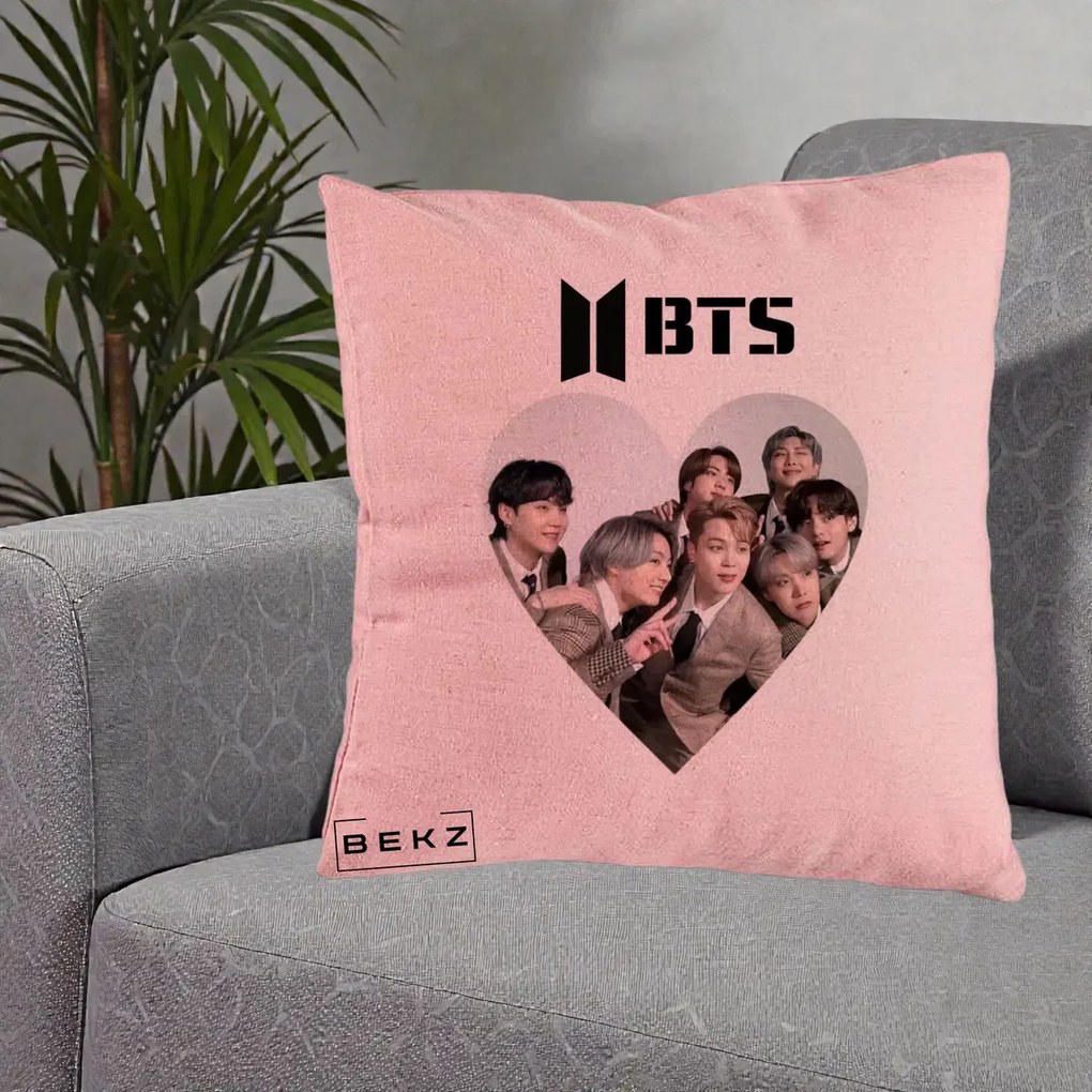 Perna Personalizata K-pop BTS Grup Fotografie in Inima, 40x40 cm, Roz, Husa Detasabila, Perna Inclusa, BEKZ®