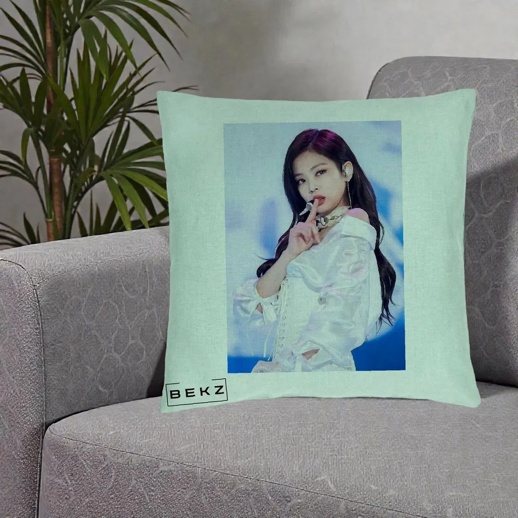 Perna Personalizata K-pop BLACKPINK Jennie Concert Alb cu Microfon, 40x40 cm, Verde Menta, Husa Detasabila, Perna Inclusa, BEKZ®
