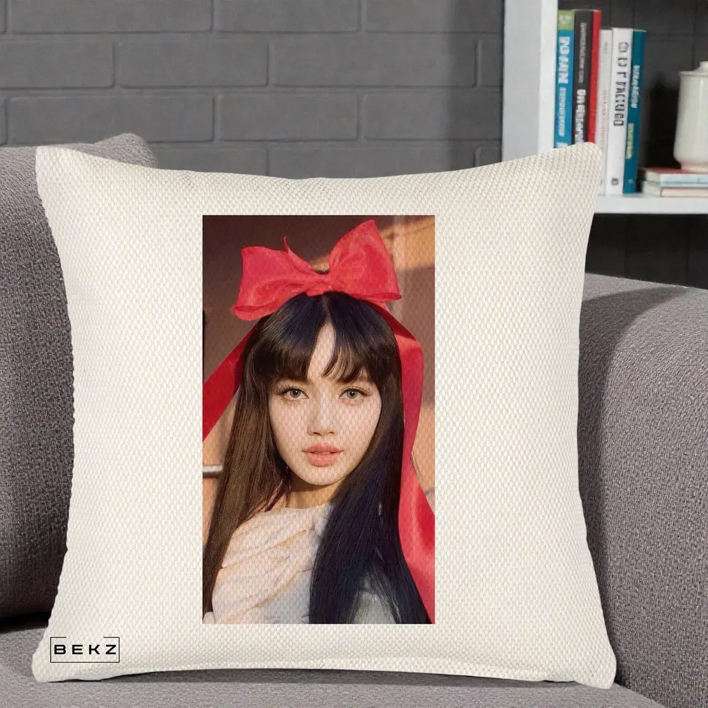Perna Personalizata K-pop BLACKPINK Rose cu Funda Rosie, 40x40 cm, Crem Reliefat, Husa Detasabila, Perna Inclusa, BEKZ®
