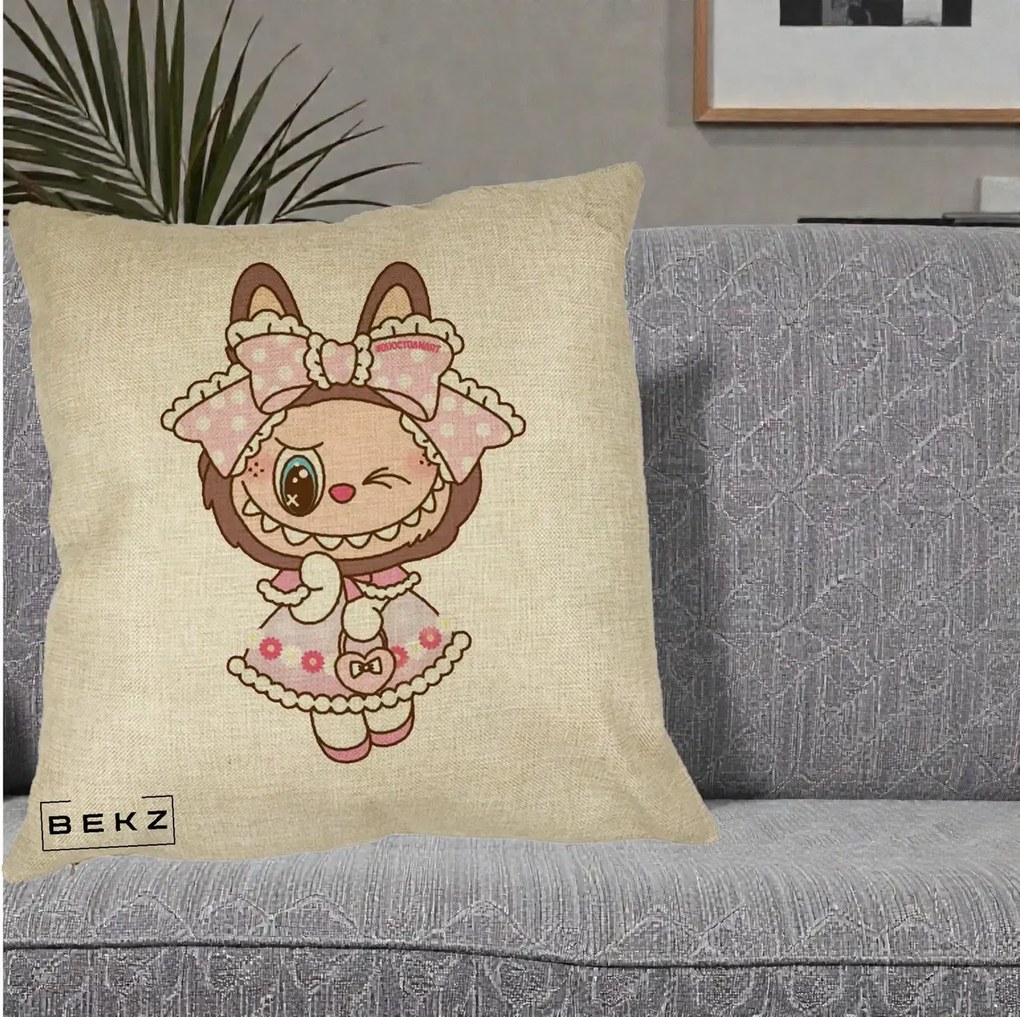 Perna Personalizata Labubu Lolita Roz cu Dantela, 40x40 cm, Crem, Husa Detasabila, Perna Inclusa, BEKZ®
