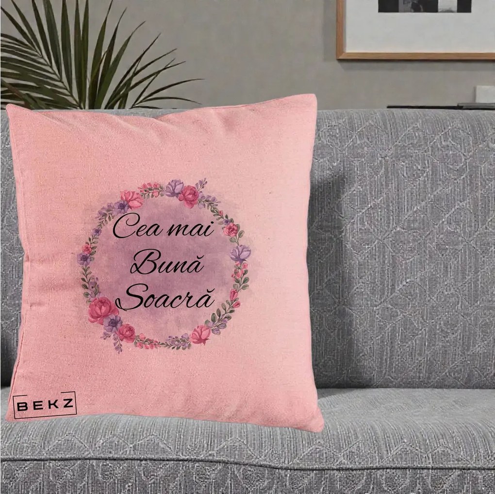 Cadou pentru Soacra - Perna Personalizata Cea mai Buna Soacra cu Coronita Flori Roz si Mov, 40x40 cm, Roz, Husa Detasabila, Perna Inclusa, BEKZ®