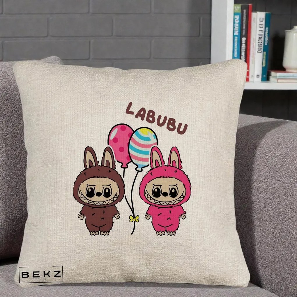 Perna Personalizata Labubu Cuplu cu Baloane, 40x40 cm, Bej Canapea, Husa Detasabila, Perna Inclusa, BEKZ®