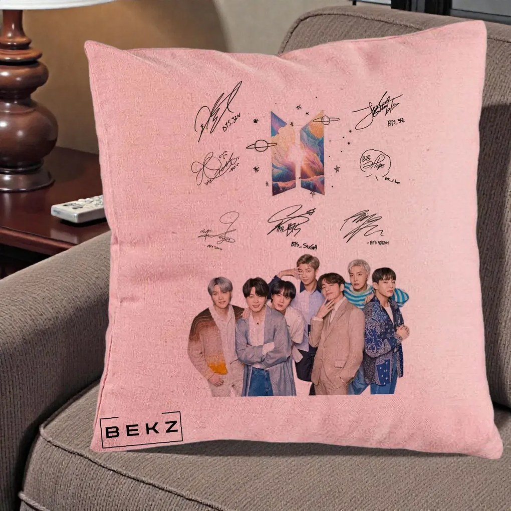 Perna Personalizata K-pop BTS Autografe Toti Membrii Fotografie, 40x40 cm, Roz, Husa Detasabila, Perna Inclusa, BEKZ®