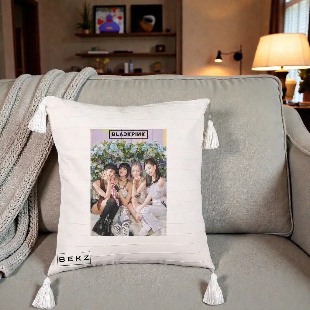Perna Personalizata K-pop BLACKPINK Foto Grup, 40x40 cm, Bej cu Franjuri, Husa Detasabila, Perna Inclusa, BEKZ®