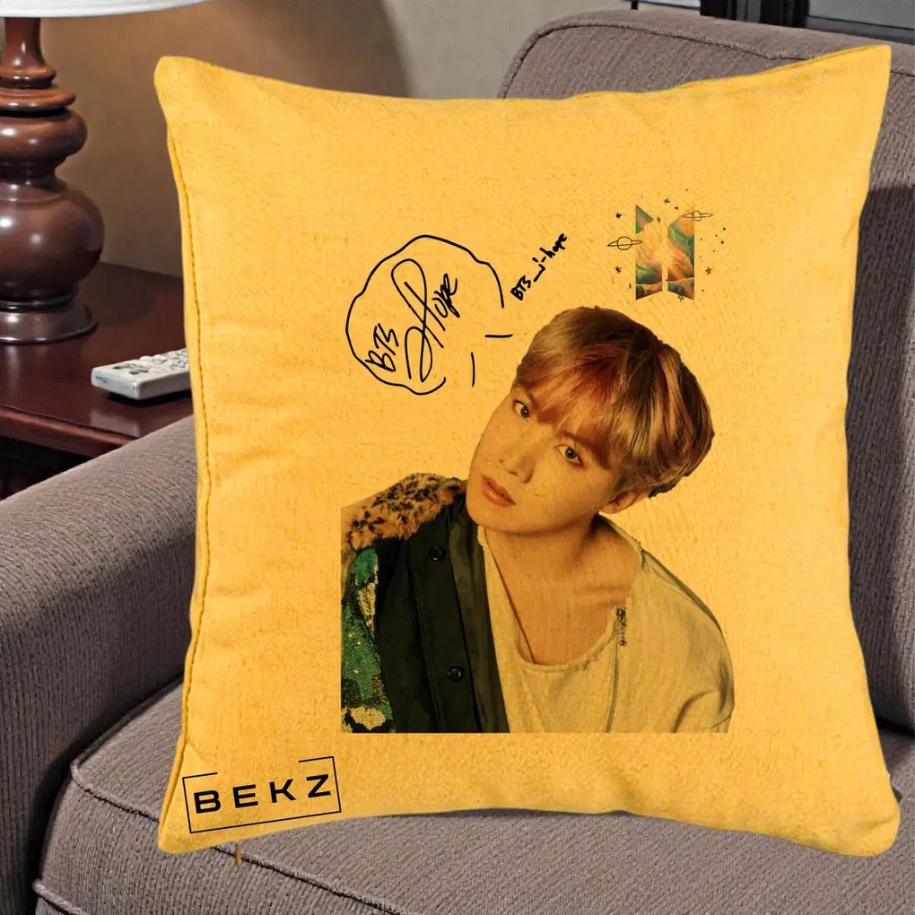 Perna Personalizata K-pop BTS J-Hope Par Roz Autograf, 40x40 cm, Galben, Husa Detasabila, Perna Inclusa, BEKZ®