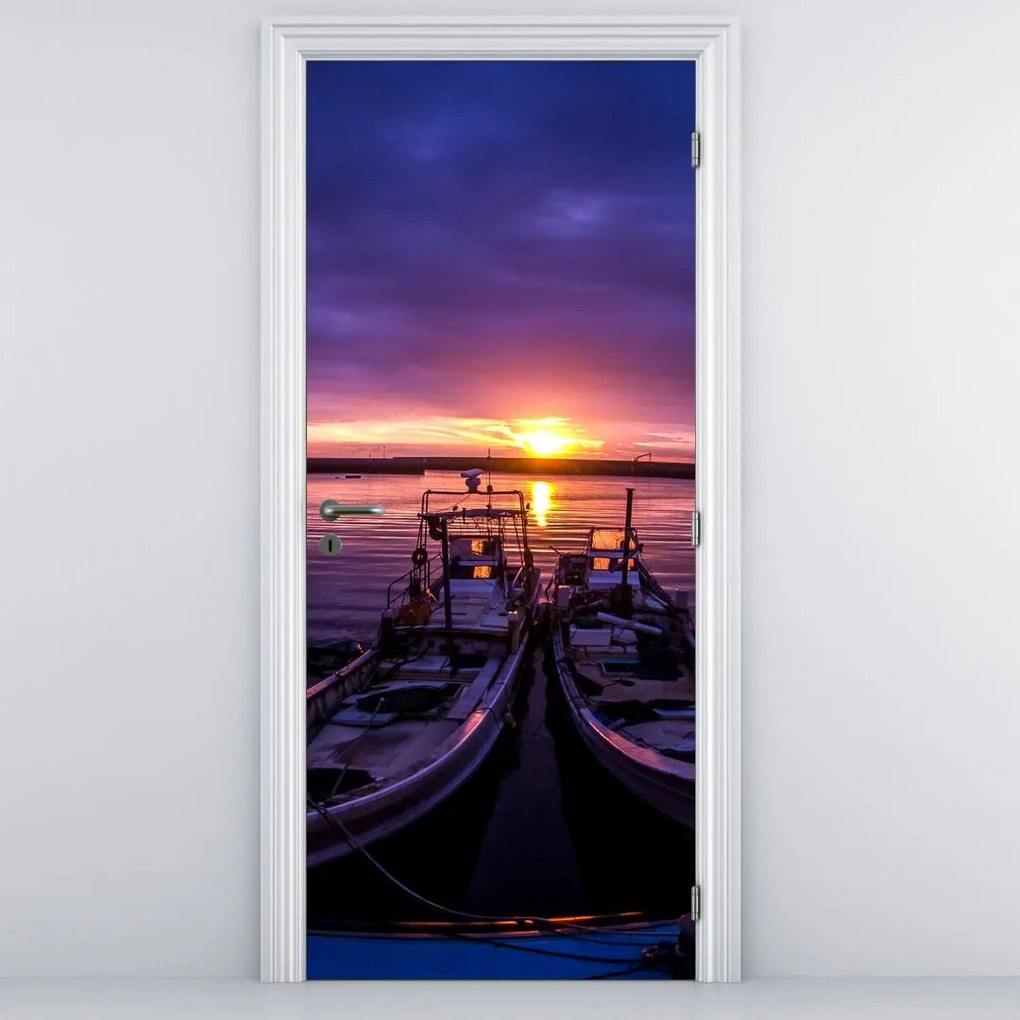 Fototapet pentru ușă - Bărci de pescuit în port (95x205cm)