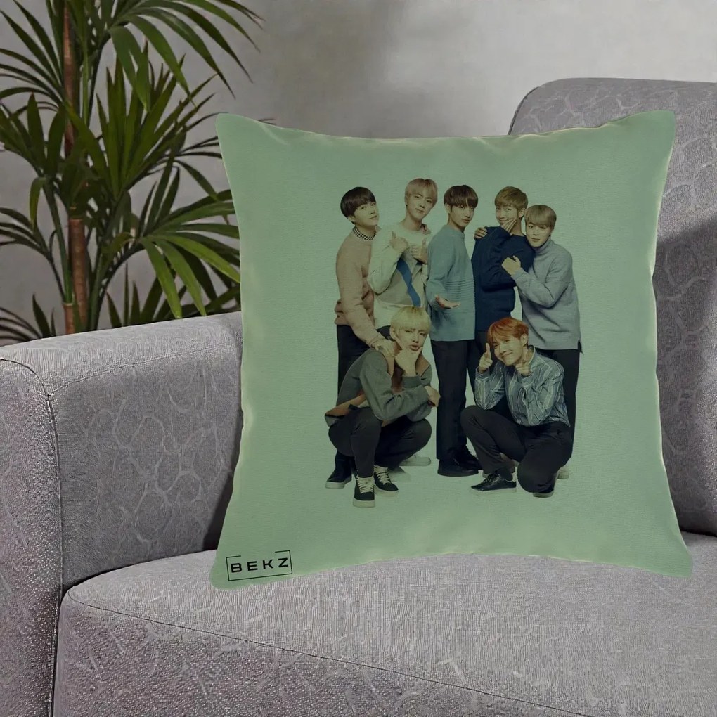 Perna Personalizata K-pop BTS Foto Grup In Picioare Tricoturi, 40x40 cm, Verde, Husa Detasabila, Perna Inclusa, BEKZ®