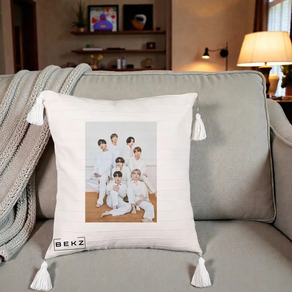 Perna Personalizata K-pop BTS Foto Grup All-White Elegant, 40x40 cm, Bej cu Franjuri, Husa Detasabila, Perna Inclusa, BEKZ®