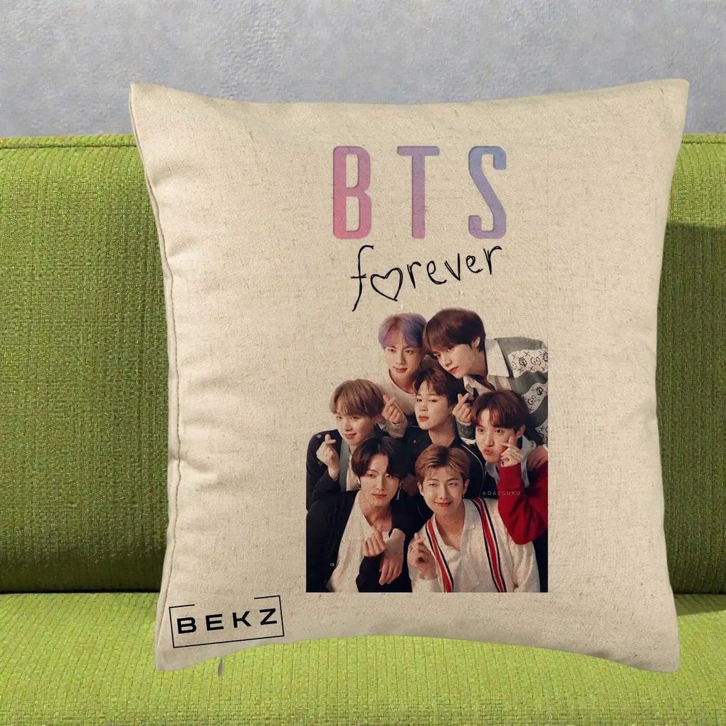 Perna Personalizata K-pop BTS Forever cu Foto Grup Negru, 40x40 cm, Bej, Husa Detasabila, Perna Inclusa, BEKZ®