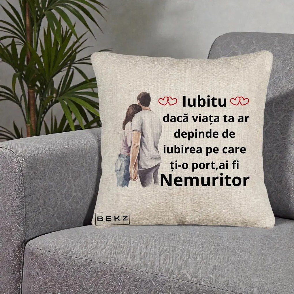 Cadou pentru Iubita - Perna Personalizata Iubitu Nemuritor cu Cuplu Acuarela si Inimi Rosii, 40x40 cm, Bej Canapea, Husa Detasabila, Perna Inclusa, BEKZ®