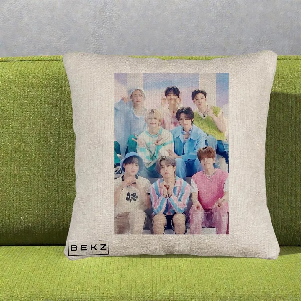 Perna Personalizata K-Pop Grup Foto Pasteluri cu 8 Artisti, 40x40 cm, Bej Canapea, Husa Detasabila, Perna Inclusa, BEKZ®