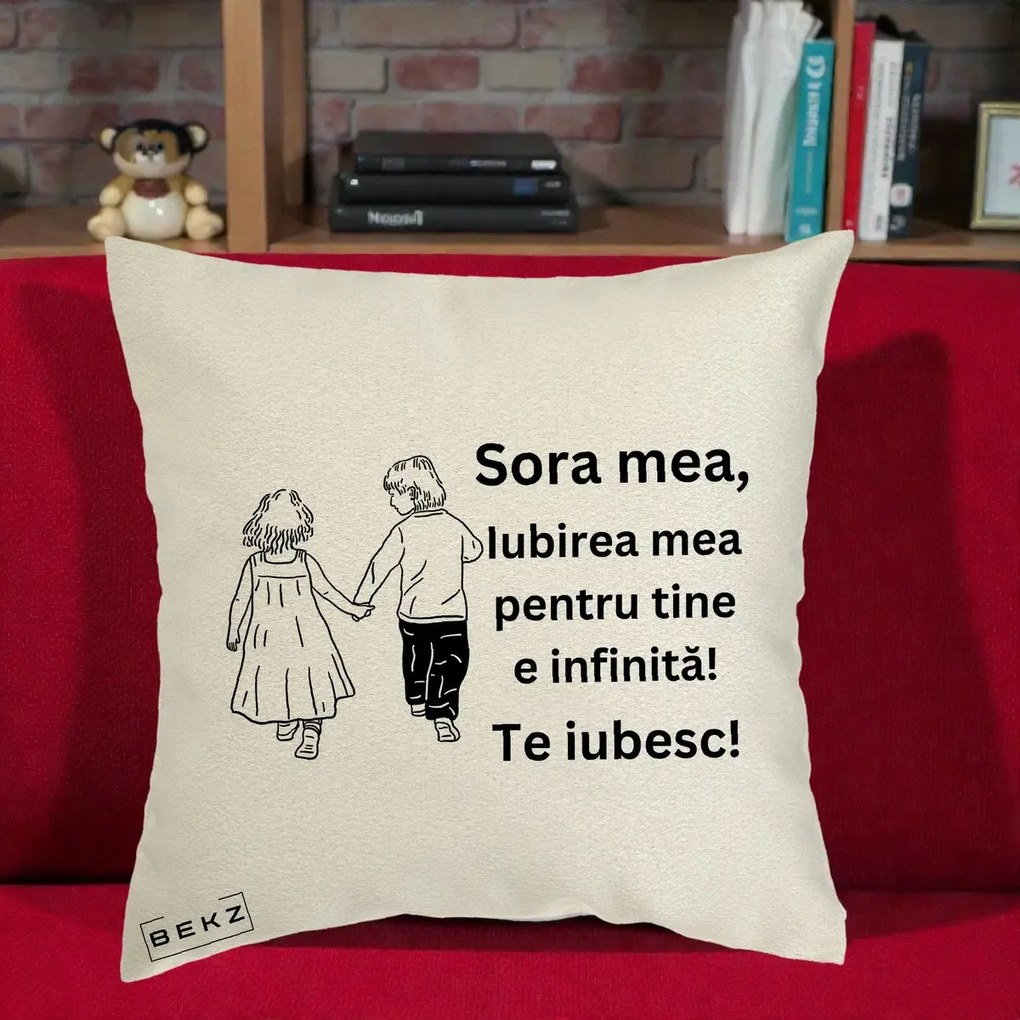 Cadou pentru Sora - Perna Personalizata Sora Mea Te Iubesc Copii Tinand Maini din Spate, 40x40 cm, Ecru, Husa Detasabila, Perna Inclusa, BEKZ®