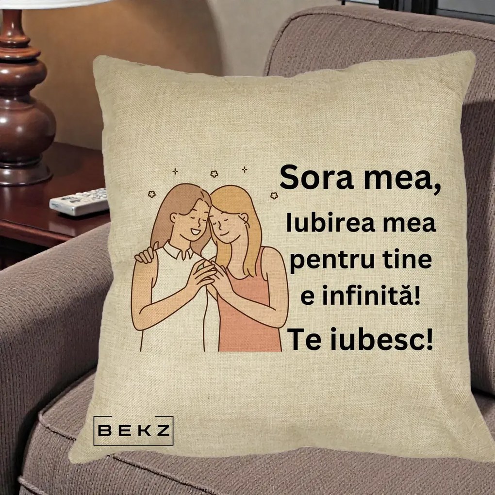 Cadou pentru Sora - Perna Personalizata Sora Mea Te Iubesc Imbratisare cu Sclipiri, 40x40 cm, Crem, Husa Detasabila, Perna Inclusa, BEKZ®