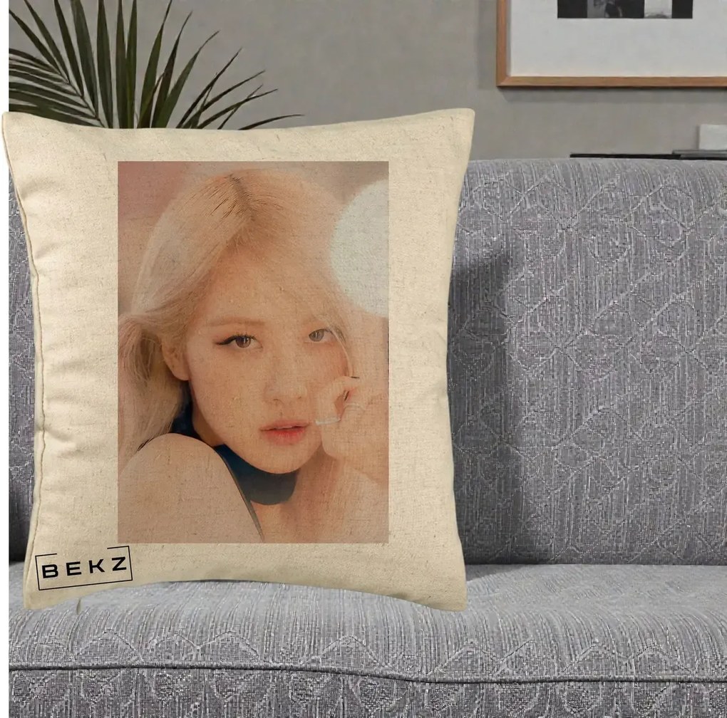 Perna Personalizata K-pop BLACKPINK Rose Blond cu Inel Roz Pastel, 40x40 cm, Bej, Husa Detasabila, Perna Inclusa, BEKZ®