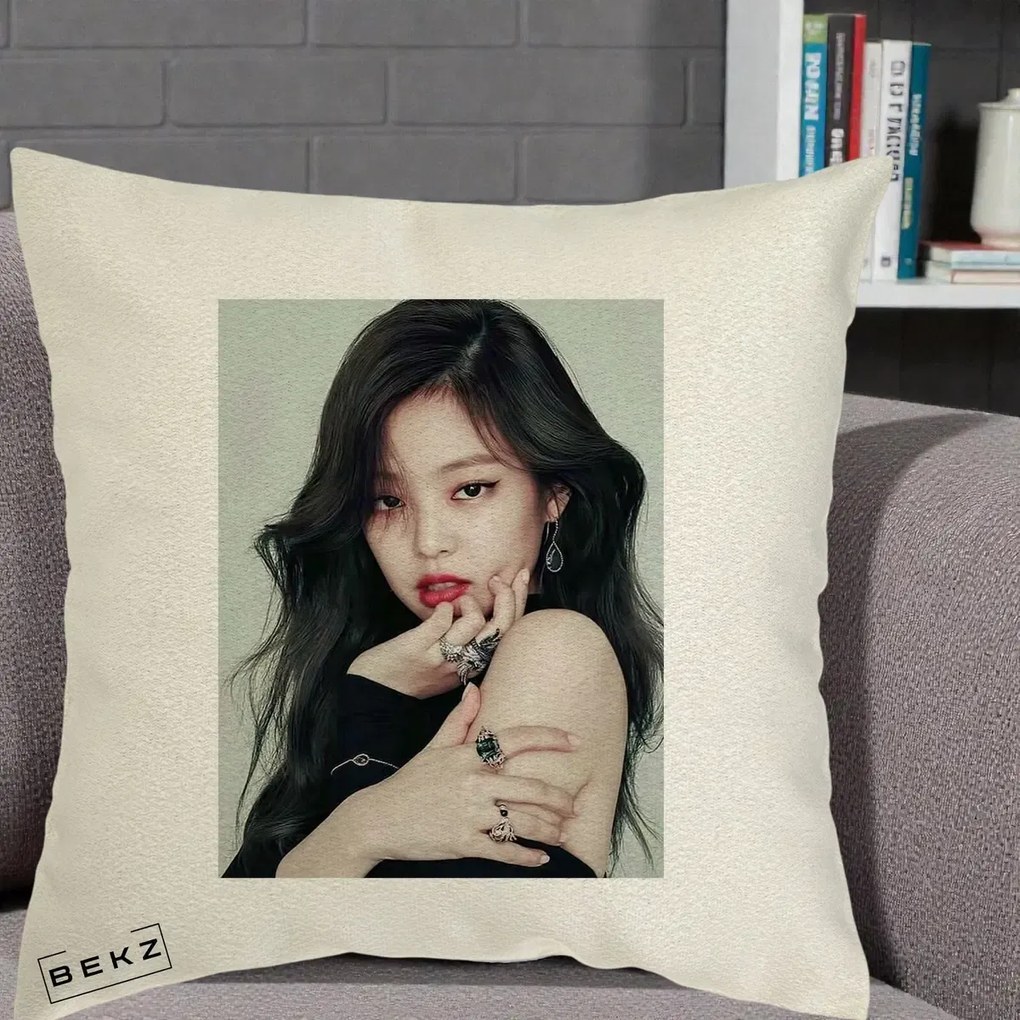 Perna Personalizata K-pop BLACKPINK Jennie Editorial Negru cu Inele, 40x40 cm, Ecru, Husa Detasabila, Perna Inclusa, BEKZ®
