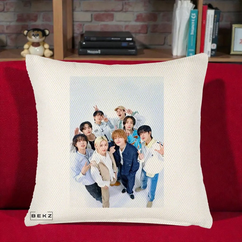 Perna Personalizata K-pop Stray Kids Foto Grup Alb cu 8 Membrii de Sus, 40x40 cm, Crem Reliefat, Husa Detasabila, Perna Inclusa, BEKZ®